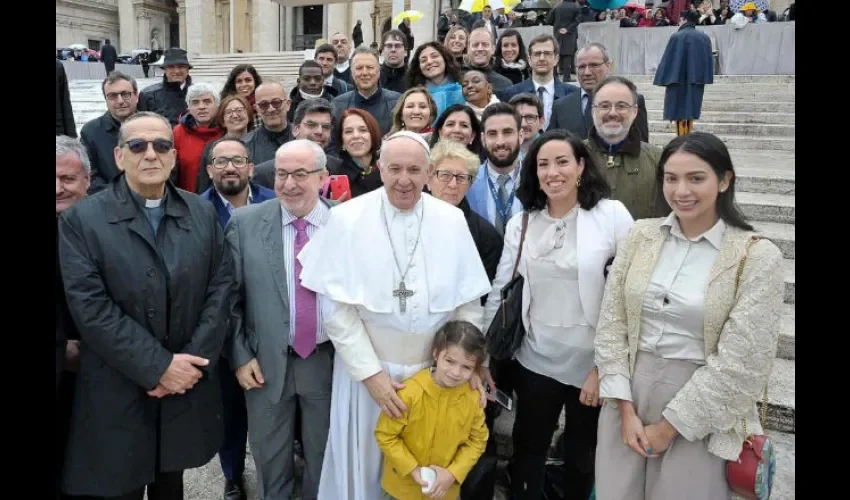 Carolina Brid y el Sumo Pontífice Francisco. / Fotos: Daniel Ibáñez DE ACI PRENSA
