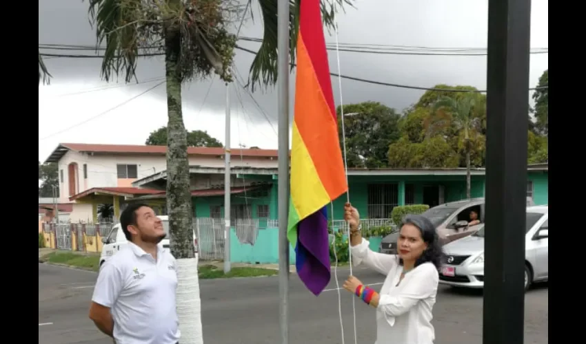 Foto ilustrativa del momento de la izada de la bandera del Orgullo Gay. 