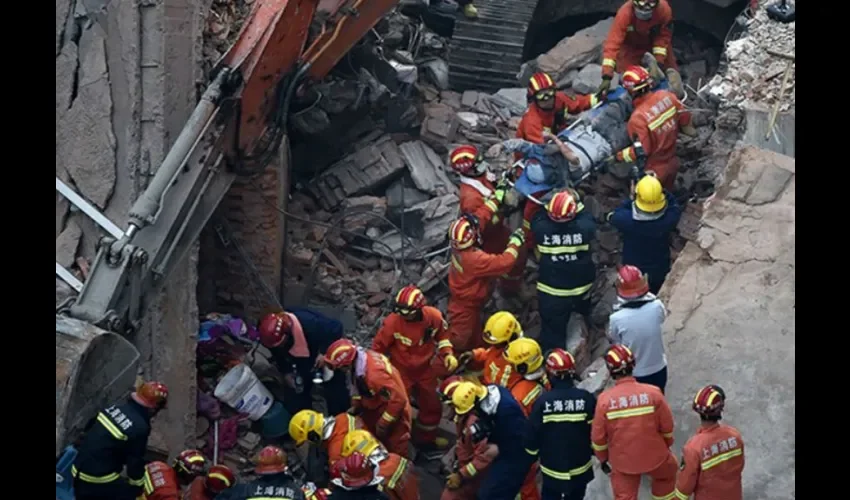 Foto: Twitter. La agencia Xinhua informó que alrededor de las 11:20 horas, tiempo local, ocurrió el desplome del techo.