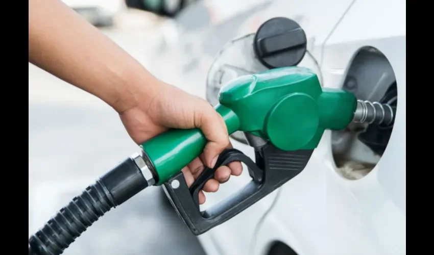 Foto ilustrativa de una persona comprando gasolina. 
