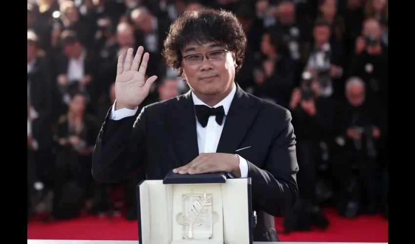  El director surcoreano Bong Joon-ho posa con su Palma de Oro (Golden Palm) para la película 'Parasite'. 