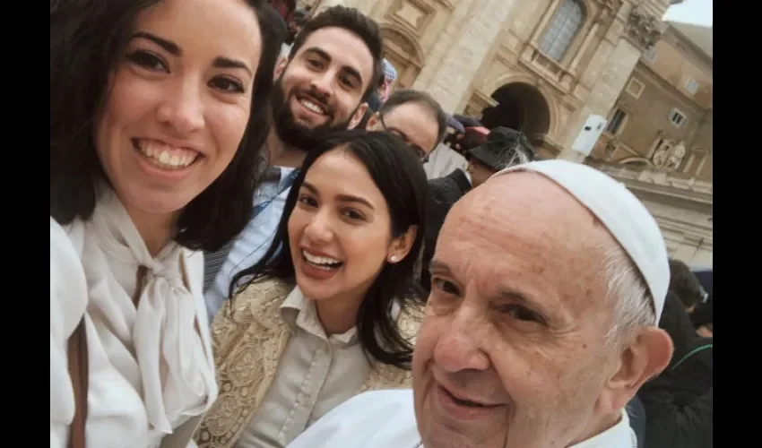 Carolina Brid y el Sumo Pontífice Francisco. / Fotos: Daniel Ibáñez DE ACI PRENSA
