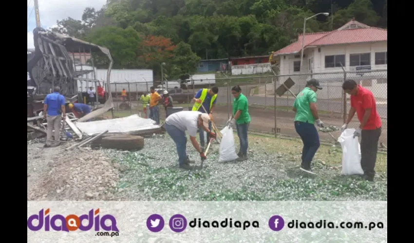 Trabajadores recogieron todos los vidrios de las botellas rotas de cerveza. Foto: Jesús Simmons