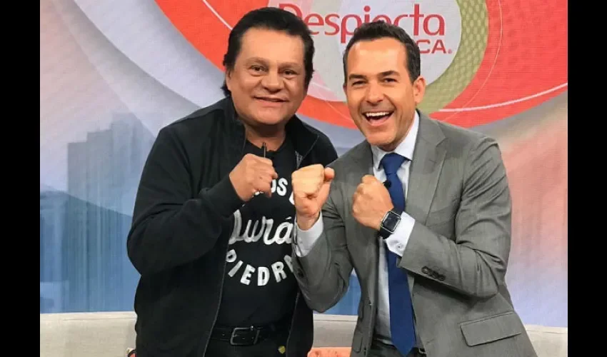 Roberto Durán y el presentador Carlos Calderón.