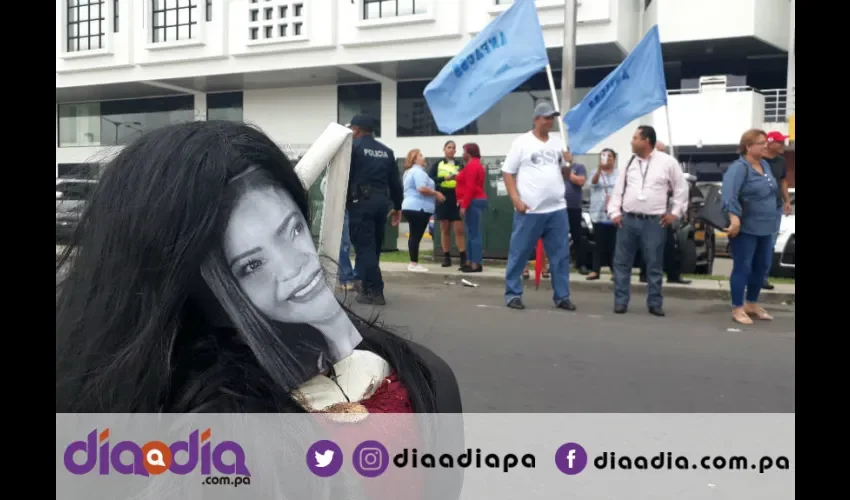 Los manifestantes hicieron un muñeco que representaba a la ministra de Trabajo. Foto: Jesús Simmons