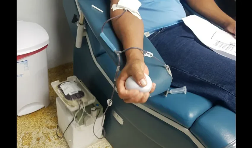 Foto ilustrativa de una persona donando sangre. 
