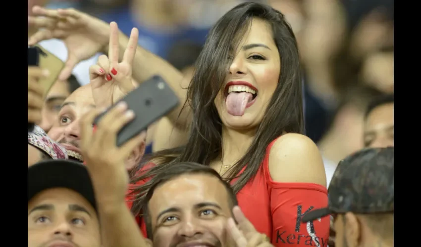 Larissa Riquelme disfrutando del partido junto a los aficionados. Foto: Cortesía