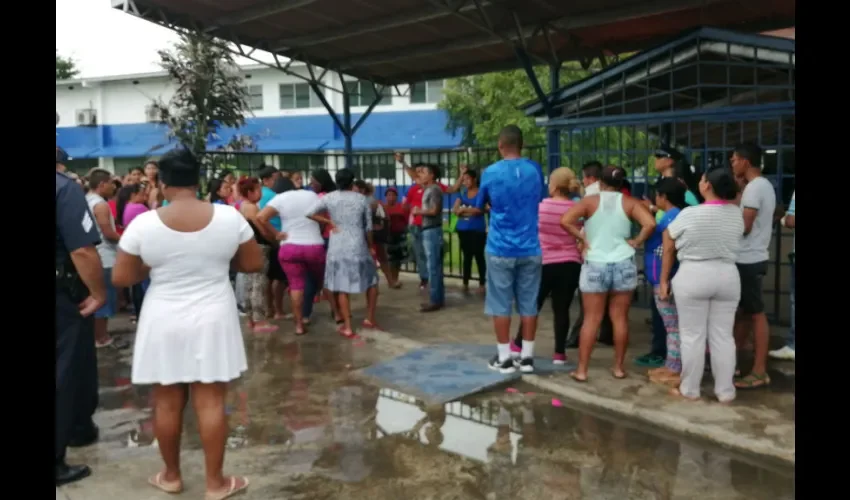 Foto ilustrativa de los padres en los alrededores de la escuela molestos. 