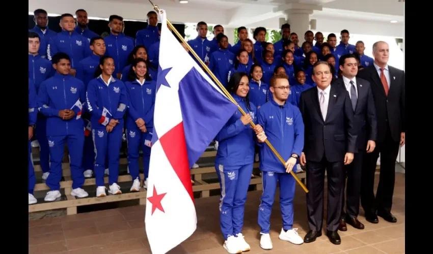 Foto ilustrativa del presidente Laurentino junto a los atletas que representarán a Panamá. Cortesía. 
