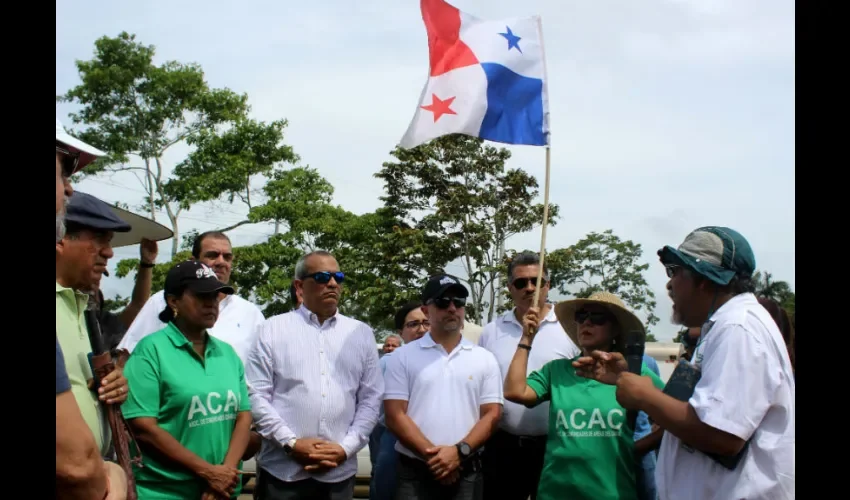 La presencia del ministro del MOP y el ministro de Ambiente, además de representantes de corregimiento del área, obedece a ese nuevo método de liderazgo y conducción de las riendas del Gobierno de Panamá, concluyó.  Foto: Cortesía