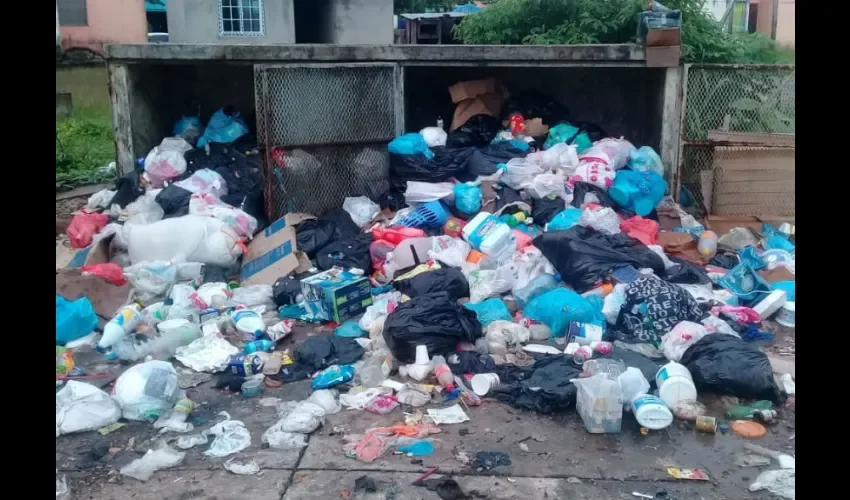 Foto ilustrativa del área llena de basura. 