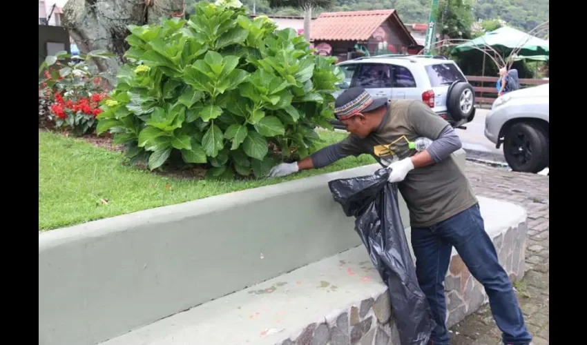 Limpian las áreas públicas del distrito. Foto: Alcaldía de Boquete
