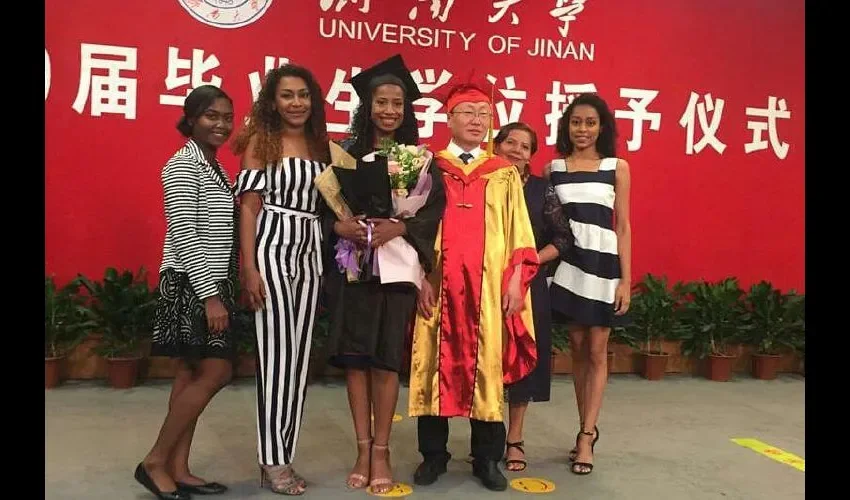Varios de sus familiares pudieron estar en el acto de graduación. Foto: Cortesía