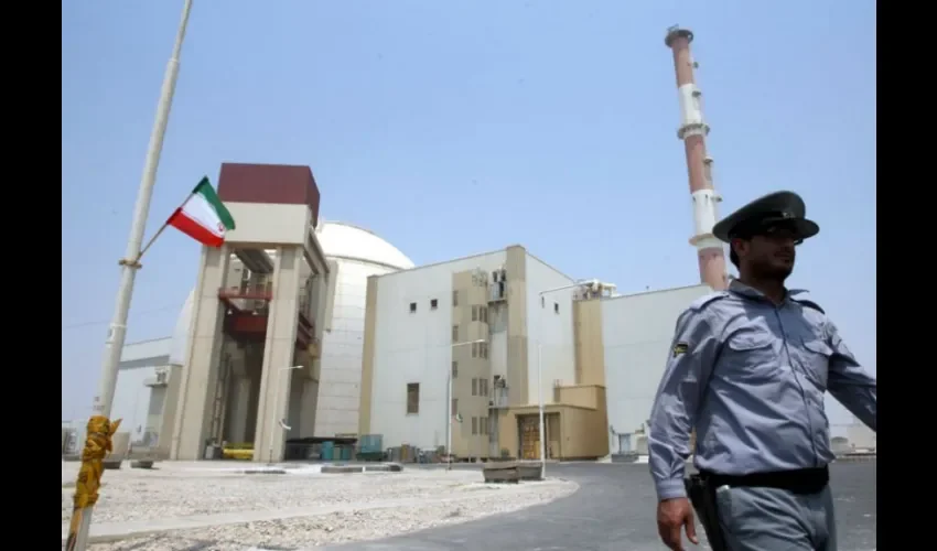 Fotografía de archivo que muestra a un agente de seguridad mientras camina frente a una planta nuclear en Bushehr, Irán. EFE