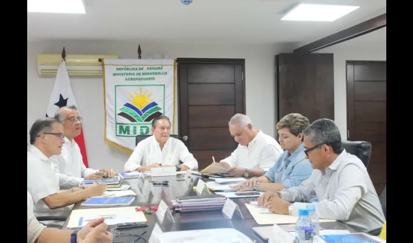 En esta reunión participaron el viceministro del MIDA, Carlo Rognoni; el ministro Consejero, Carlos Salcedo; los directores de todas las instituciones del sector, tales como: Instituto de Mercadeo Agropecuario (IMA),  Instituto de Seguro Agropecuario (ISA); Instituto de Investigación Agropecuaria de Panamá (IDIAP), y el Banco de Desarrollo Agropecuario (BDA), así como otros directores nacionales del MIDA. Foto: Cortesía