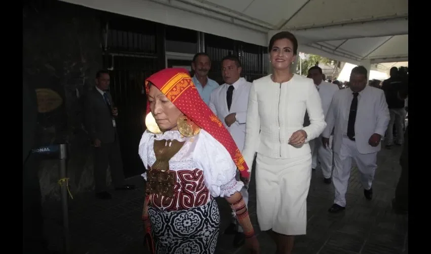 La diputada Petita Ayarza rompió el protocolo de la Asamblea Nacional con su vestido. Foto: Víctor Arosemena