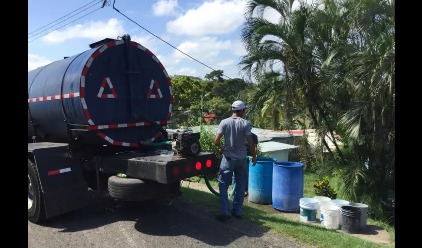 Foto ilustrativa de la entrega de agua por carros cisternas. 