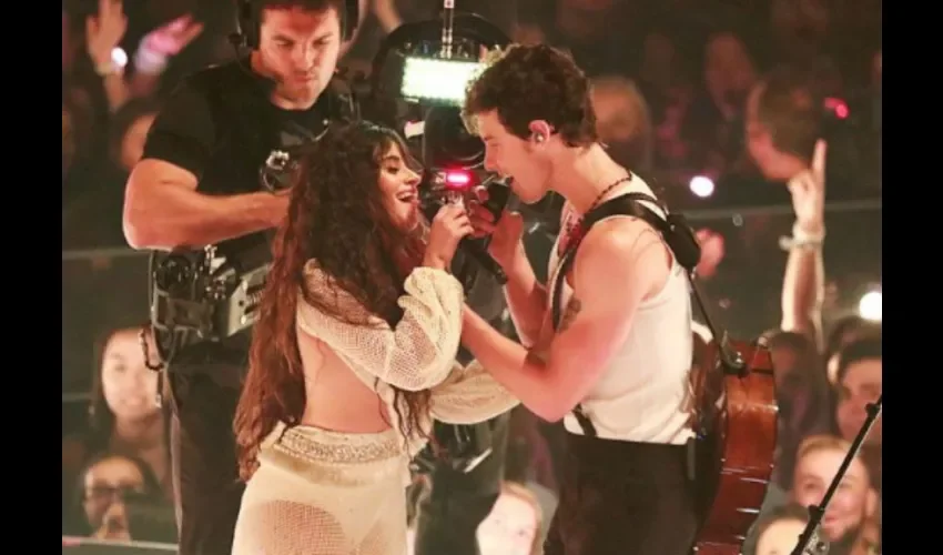 Foto ilustrativa de la presentación de Camila Cabello y Shawn Mendes. 