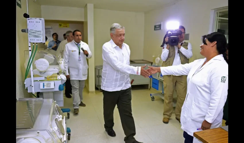 Fotografía cedida este domingo por la presidencia de México, que muestra al mandatario mexicano Andrés Manuel López Obrador, durante un acto protocolario en el municipio de Miahuatlán en el estado de Oaxaca (México). Obrador inició en Miahuatlán, Oaxaca, el tercer día de la gira de este fin de semana en hospitales rurales del IMSS Bienestar acompañado del Gabinete de Salud. EFE/ Presidencia de México