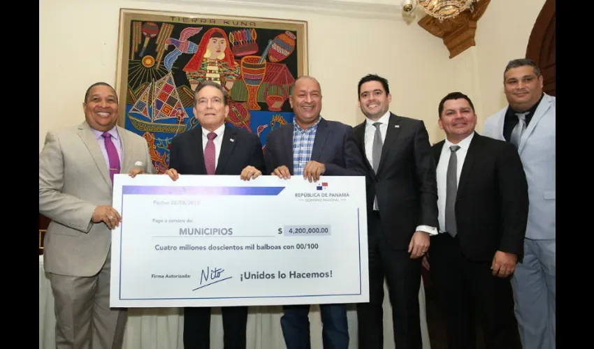 El tema de $20 mil para los alcaldes y $10 mil para los representantes es actualmente un tema de debate entre los panameños. Hay quienes consideran que  la contención del gasto se debe aplicar hasta en estos casos. Foto: Presidencia de la República