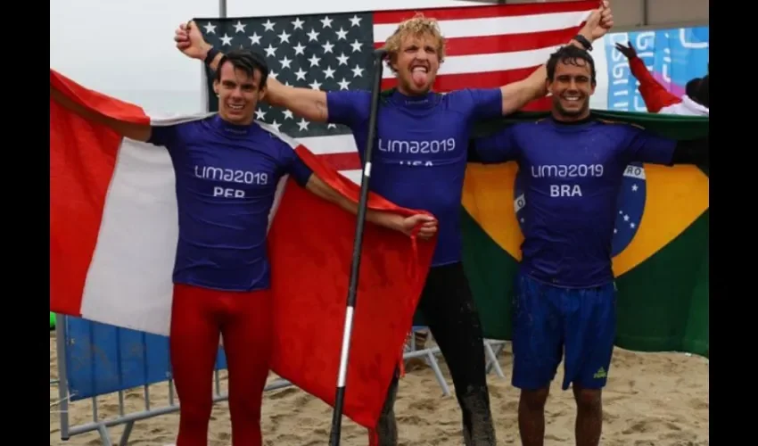 Itzel Delgado (a la izquierda) obtuvo la medalla de bronce en carrera de paddle surf para Perú. Al centro, Connor Baxter de Estados Unidos y a la derecha Vinnicius Martins de Brasil. (Foto Daniel Apuy).