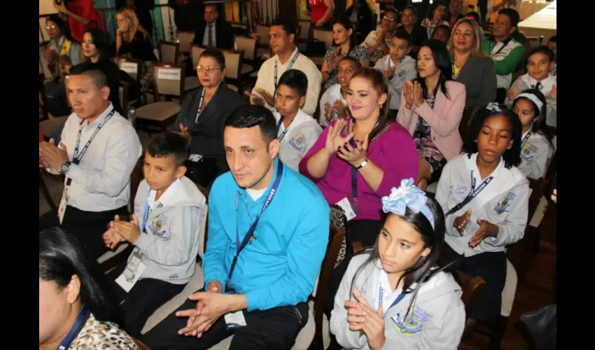 El soporte clave de estos niños son sus docentes asesores. Foto: Cortesía