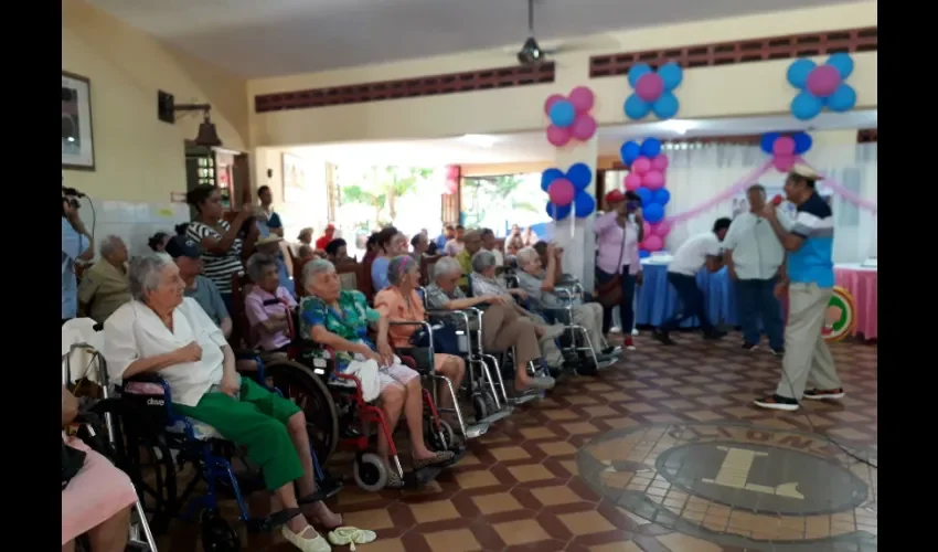 Foto ilustrativa del grupo de ancianos que participaron en la actividad. 