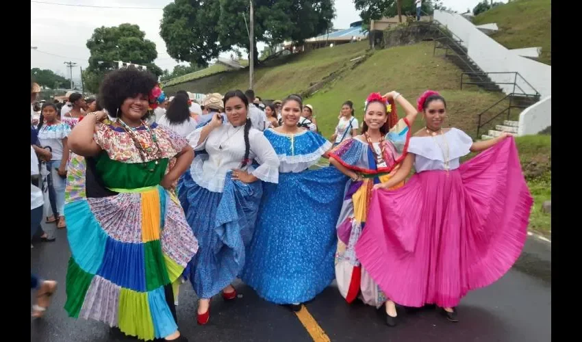 Hubo mucho colorido. Este grupo de estudiantes desfiló muy alegre con sus polleras. Foto: Didier Hernán Gil