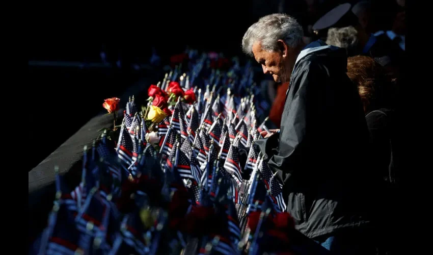 Un hombre acaricia el monumento conmemorativo que rinde homenaje a los bomberos fallecidos durante los atentados del 11 de septiembre de 2001, este miércoles durante el 18 aniversario de la tragedia, en Nueva York (Estados Unidos). EFE/ Justin Lane