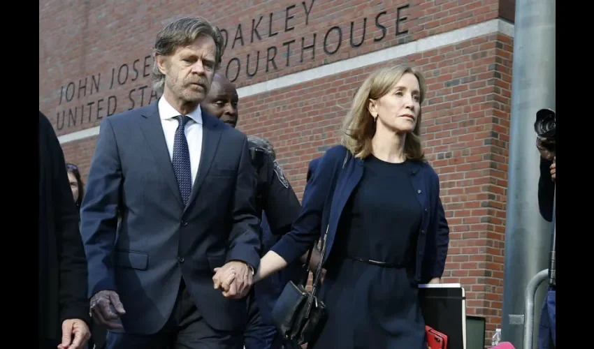Felicity Huffman deja la corte federal con su esposo William H. Macy después de que fue sentenciada en un escándalo de soborno de admisiones universitarias en todo el país, el viernes 13 de septiembre de 2019 en Boston. (Foto AP / Michael Dwyer). 
