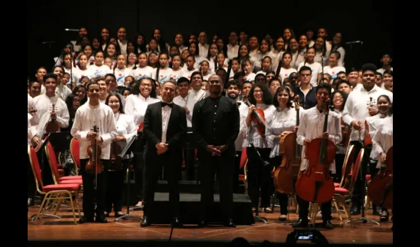 Foto ilustrativa de los participantes. 