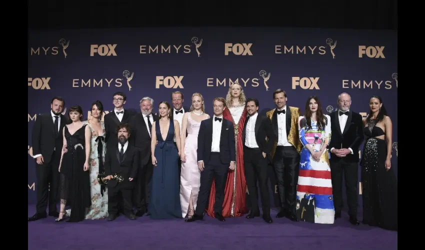  El elenco de "Game of Thrones", ganadores del premio a una serie dramática sobresaliente, posa en la sala de prensa en la 71a edición de los Primetime Emmy Awards el domingo 22 de septiembre de 2019 en el Microsoft Theatre de Los Ángeles. (Foto por Jordan Strauss / Invision / AP). 
