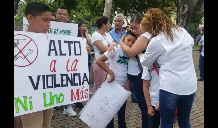 Foto ilustrativa de la protesta de parte de familiares de la víctima. 