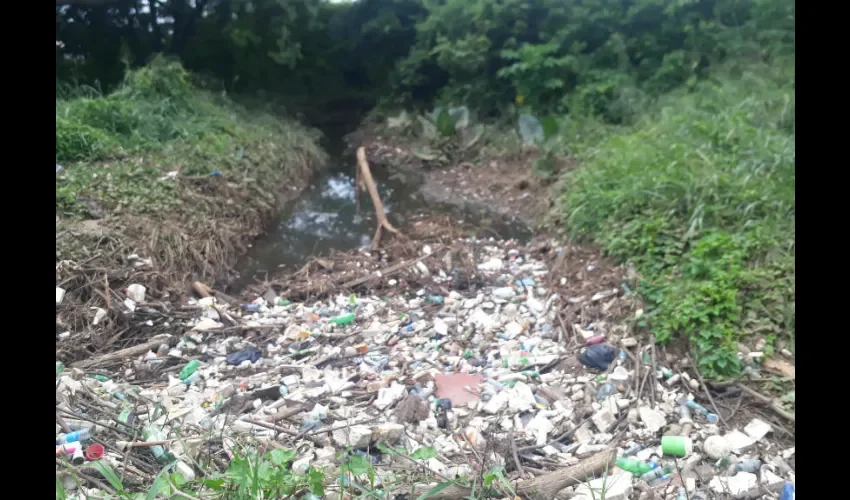 Foto ilustrativa de la quebrada llena de basura. 