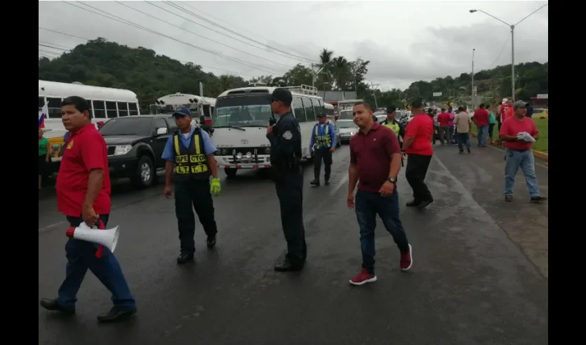 Tras la mediación del jefe de la zona de Policía de La Chorrera, Ignasio Taylor, los transportistas accedieron a permitir el paso de automóviles por una vía.