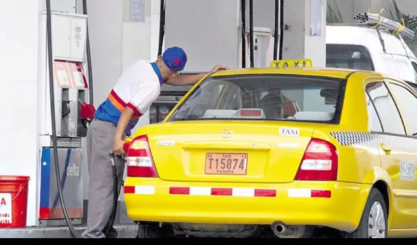 Foto ilustrativa de una persona comprando combustible. 