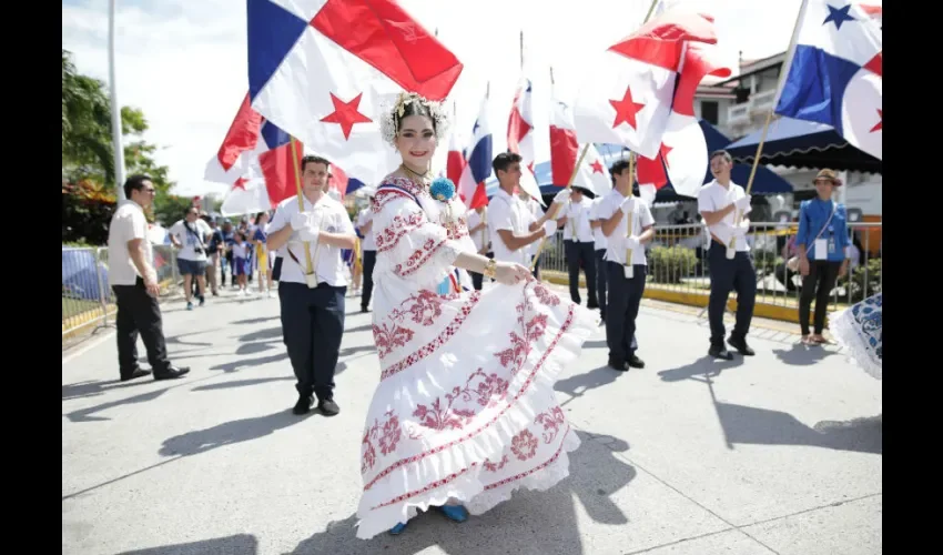 Foto ilustrativa de panameños desfilando. 
