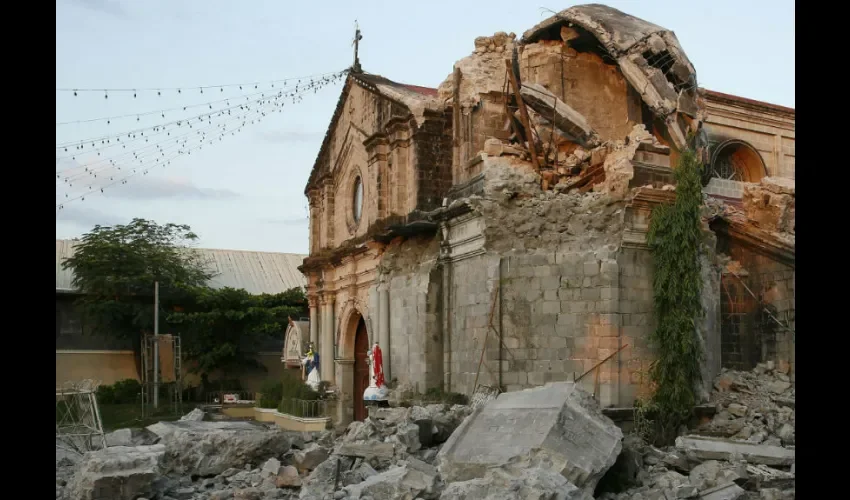 Imagen de derrúmbe de la Iglesia Santa Catalina al norte de Manila en Filipinas. Cortesía de AP news