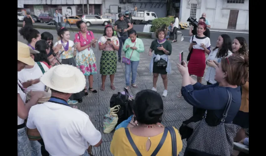 En la tarde de este 17 de octubre, un grupo de mujeres se manifestaron en los predios de la Asamblea Nacional con un tamborito a todo meter. 