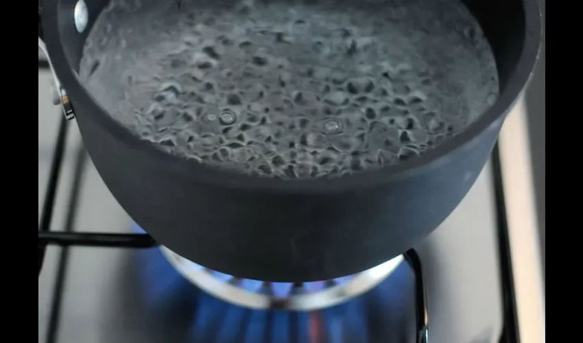 Foto ilustrativa de una estufa con agua hirviendo. 