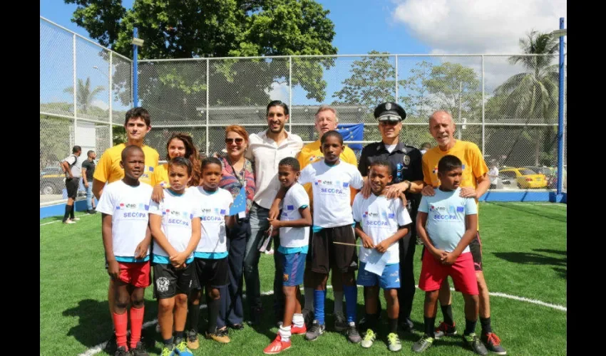En el acto protocolar. el embajador de la UE, Chris Hoornaert, destacó la importancia que tienen las actividades deportivas y recreativas para que niños y jóvenes no se desvíen del camino correcto. 