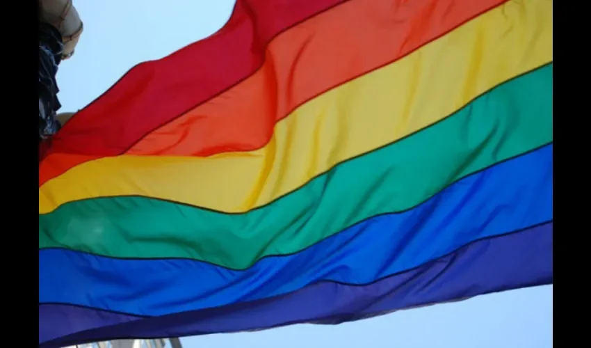 Foto ilustrativa de la bandera del orgullo gay. 