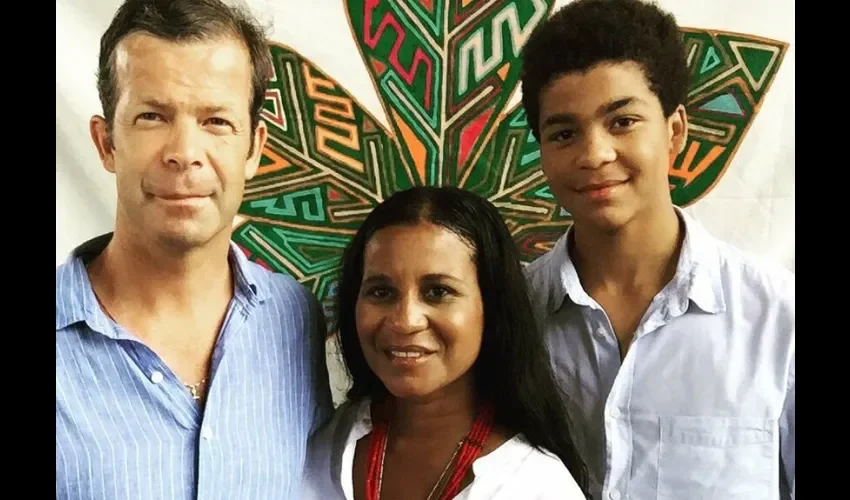 Alfonso junto a sus padres