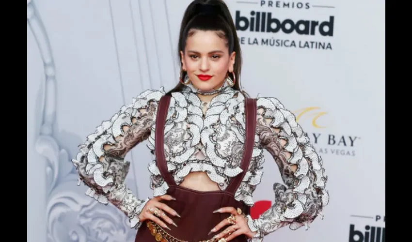Rosalía posa con los tres premios que se llevó anoche al Mejor Álbum del año, Mejor álbum vocal pop contemporáneo y Mejor canción urbana durante la vigésima edición de los Latin Grammy en el auditorio de la Metro-Goldwyn-Mayer (MGM) de Las Vegas (EEUU).