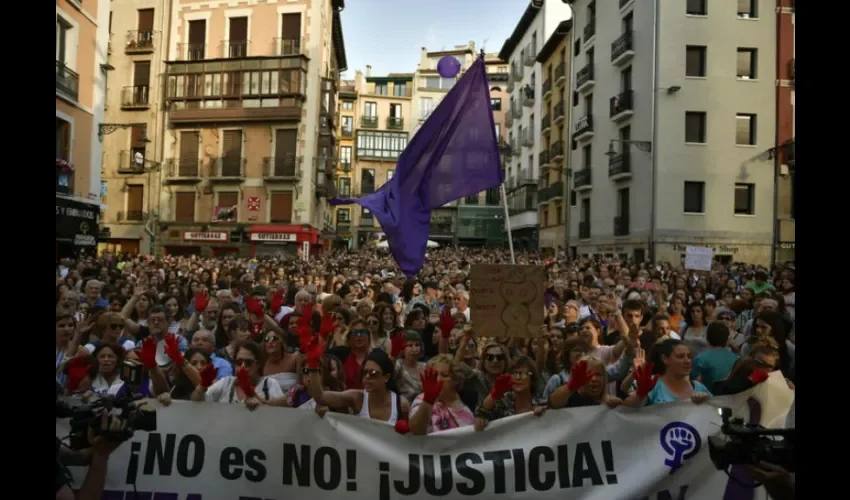 Imagen de marcha tras la liberación de los violadores en España, junio 2018. Cortesía de Apnews