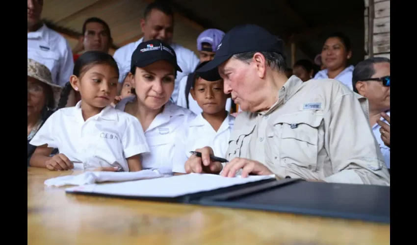 Foto ilustrativa del mandatario junto a un grupo de niños. 