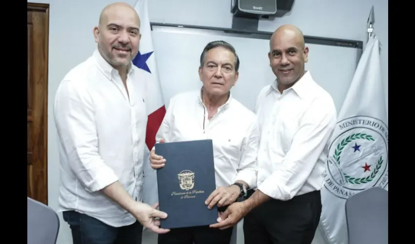 Foto ilustrativa  del presidente Cortizo junto al decreto firmado. 