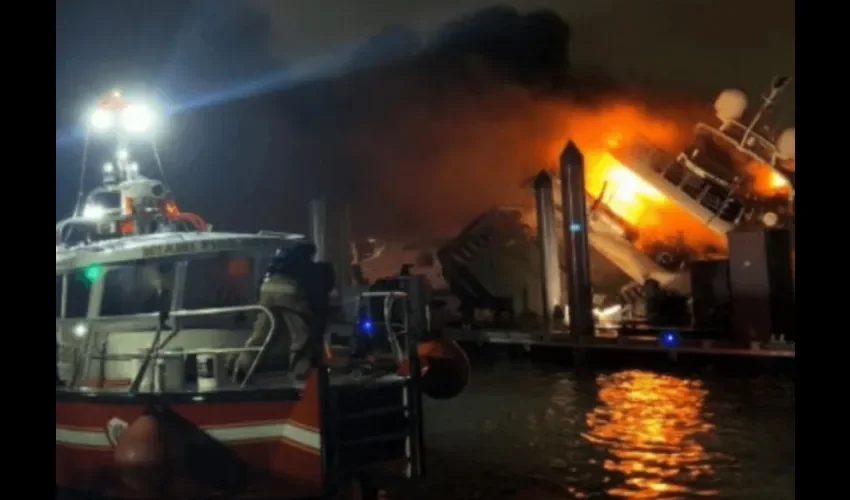 Foto ilustrativa de la embarcación en llamas. Cortesía