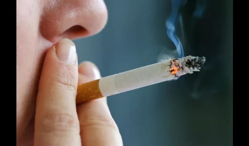 Foto ilustrativa de una persona fumando. 