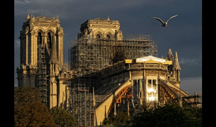 La luz del sol de la madrugada brilla sobre la Catedral de Notre-Dame en París, Francia, el 16 de septiembre de 2019 (reeditada el 22 de diciembre de 2019). Los funcionarios franceses confirmaron el 21 de diciembre que Notre-Dame no celebrará la misa tradicional de Navidad por primera vez desde 1803, ya que los trabajadores continúan trabajando en la catedral ocho meses después del devastador incendio que estalló el 15 de abril de 2019. (Incendio, Francia ) EFE / EPA / IAN LANGSDON